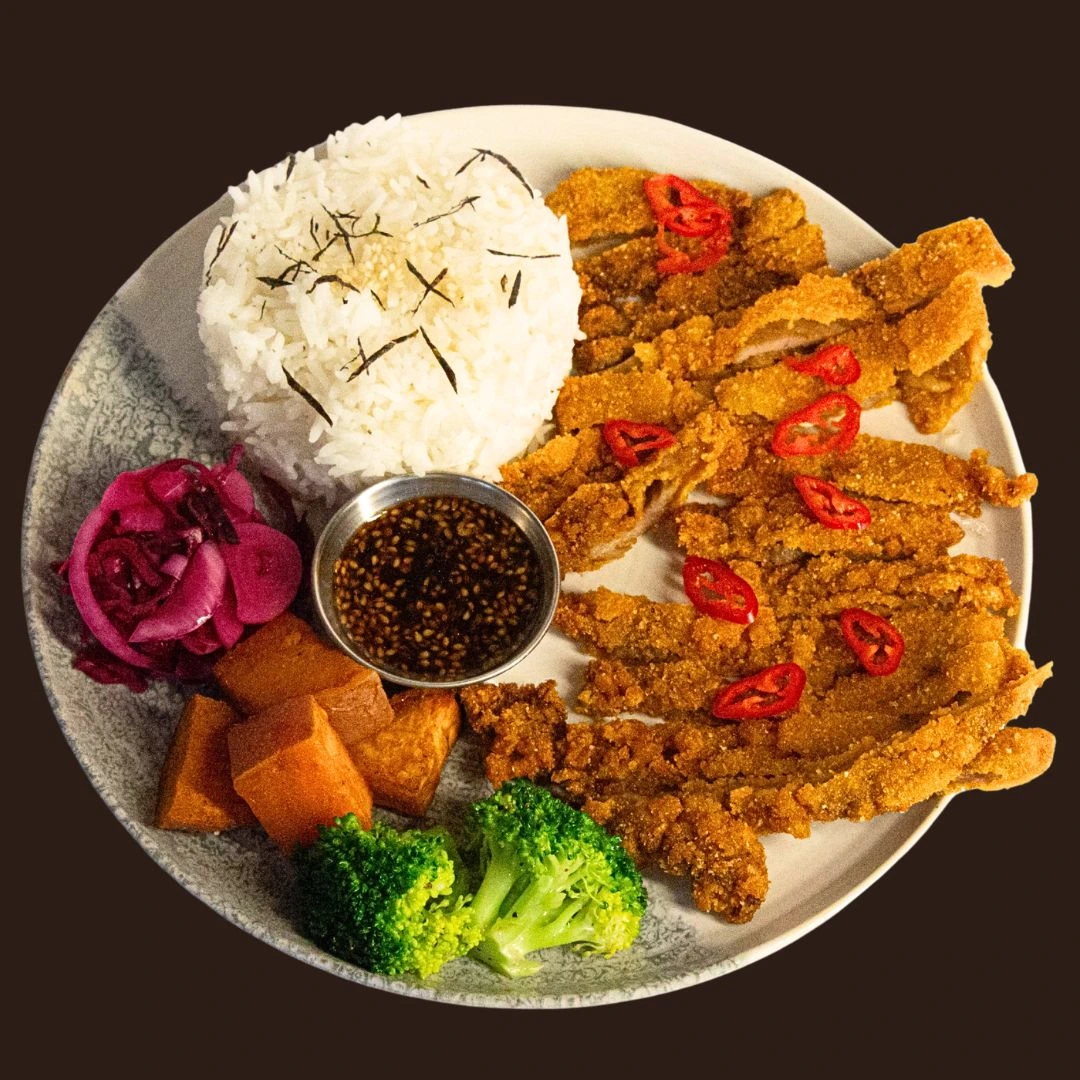 Golden Dragon Torikatsu lautasella- Lounge Turku gluteeniton kahvila
