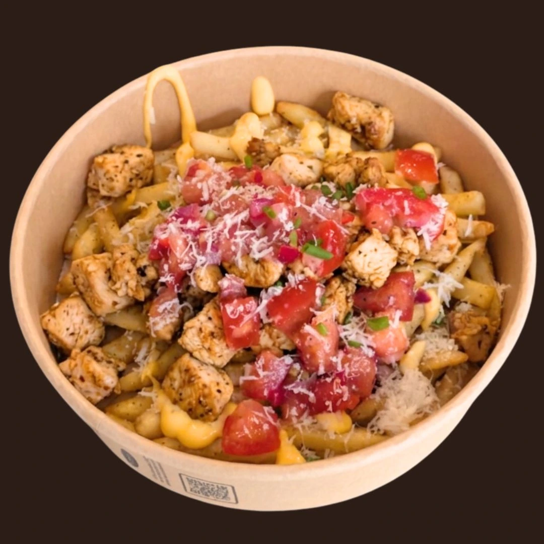 Loaded Fries autasella- Lounge Turku gluteeniton kahvila