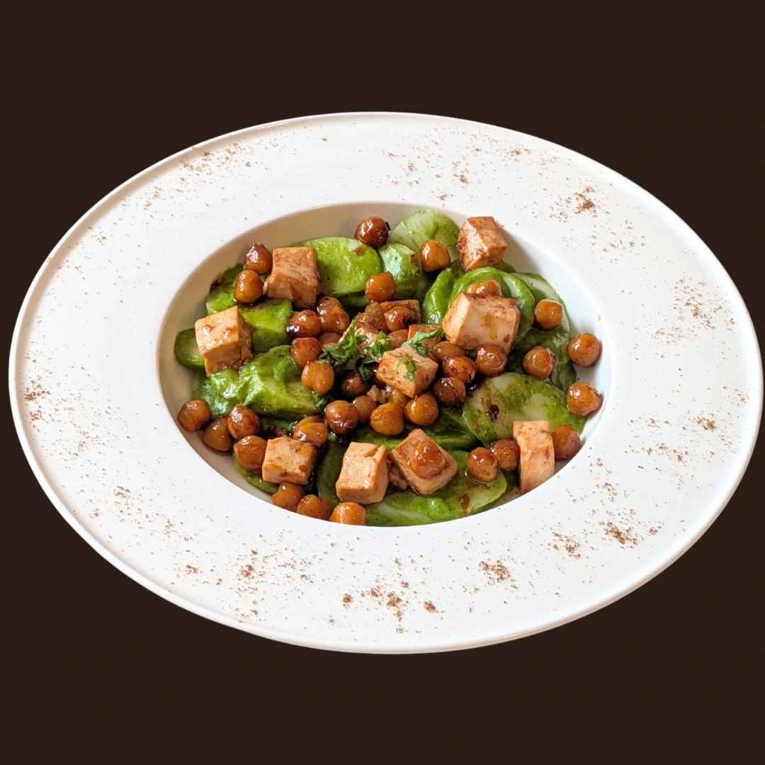 Vegan Jade Velvet lautasella- Lounge Turku gluteeniton kahvila